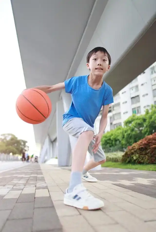 8到10岁的孩子篮球训练